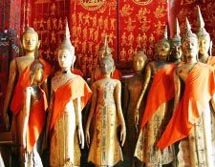 Sdostasien, Laos: Land des Lchelns - Goldene Statuen in einer Tempelanlage