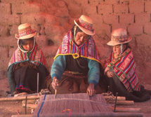 Sdamerika, Peru - Bolivien: Pachamama-Reise - Indio-Frauen mit traditionellem Webrahmen